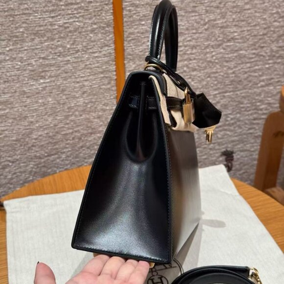 Classic Hermes Bag: A Stylish and Versatile Choice for Elegance - Picture 6 of 12